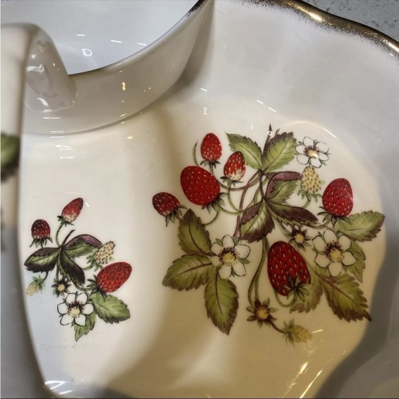 3pc. St. George Fine Bone China Strawberry Basket with creamer/sugar pot England - Picture 10 of 13